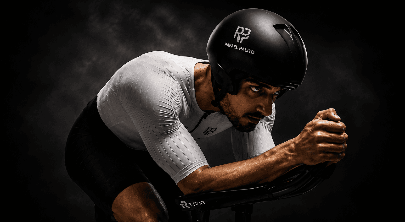 Atleta de ciclismo em posição aerodinâmica